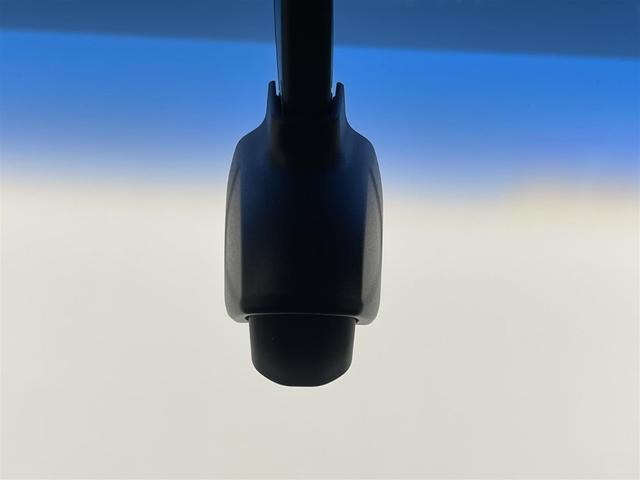 オデッセイハイブリッド ｅ：ＨＥＶアブソルート・ＥＸ　純正１０型ナビ　ＨＤＭＩ　全方位カメラ　純正後席モニター　ＡｐｐｌｅＣａｒＰｌａｙ　電動リアゲート　パーキングアシスト　ホンダセンシング　衝突軽減　レーダークルーズ　両側パワスラ　純正ドラレコ　ＥＴＣ（8枚目）