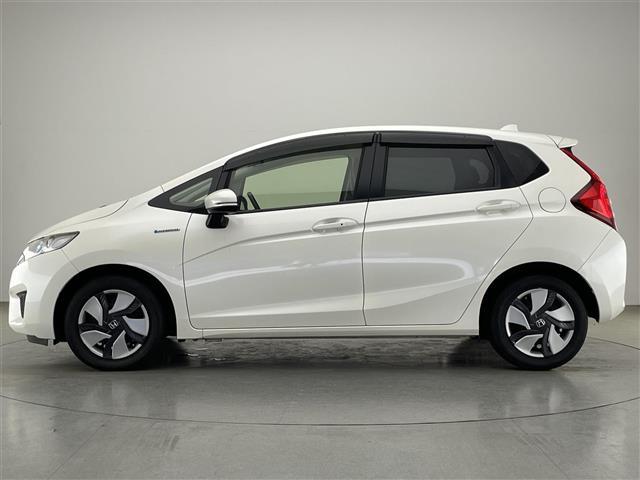 フィットハイブリッド Ｌパッケージ　純正ナビ　ＣＤ　ラジオ　Ｂｌｕｅｔｏｏｔｈ　バックカメラ　ハーフレザー　ＬＥＤオートライト　純正フロアマット　ＥＴＣ　クルーズコントロール　プッシュスタート　ステアリングスイッチ　ドアバイザー　禁煙車（17枚目）