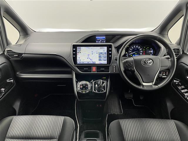ヴォクシー ハイブリッドＺＳ　煌ＩＩ　純正１０型ナビ　純正１２型後席モニター　両側パワスラ　フルセグＴＶ　シートヒーター　バックカメラ　純正ドラレコ　ＥＴＣ　セーフティセンス　衝突軽減　レーンキープ　３眼ＬＥＤ　クルコン　プッシュスタート（4枚目）