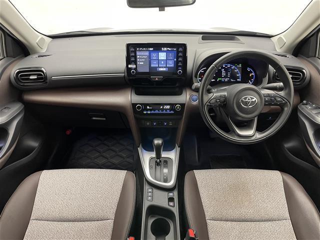 ヤリスクロス ハイブリッドＺ　純正８型ナビ　ＨＵＤ　全方位カメラ　ＢＳＭ　茶ハーフレザー　Ｂｌｕｅｔｏｏｔｈ　フルセグＴＶ　シートヒーター　ＥＴＣ２．０　セーフティセンス　衝突軽減　追従クルコン　オートハイビーム　ＡＣ１００Ｖ電源（4枚目）