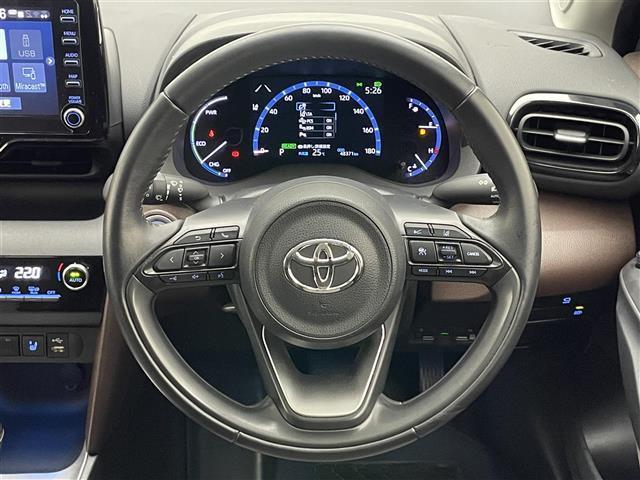 ヤリスクロス ハイブリッドＺ　純正８型ナビ　ＨＵＤ　全方位カメラ　ＢＳＭ　茶ハーフレザー　Ｂｌｕｅｔｏｏｔｈ　フルセグＴＶ　シートヒーター　ＥＴＣ２．０　セーフティセンス　衝突軽減　追従クルコン　オートハイビーム　ＡＣ１００Ｖ電源（7枚目）