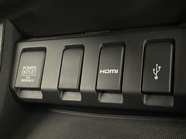 ヴェゼル ハイブリッドＺ・ホンダセンシング　純正ナビ　追従クルコン　ＨＤＭＩ　禁煙　ＴＶ　ＣＤ再生　ホンダセンシング　バックカメラ　黒ハーフレザー　衝突軽減　ＥＴＣ　パドルシフト　シートヒーター　車線逸脱　ＬＥＤライト　フォグ　純正フロアマット（7枚目）