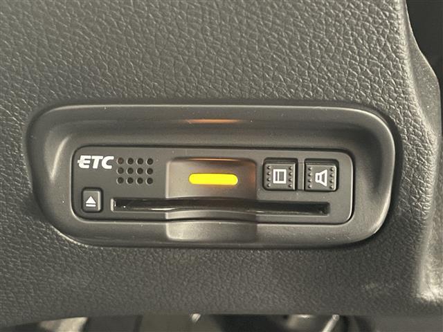 ヴェゼル ハイブリッドＺ・ホンダセンシング　純正ナビ　追従クルコン　ＨＤＭＩ　禁煙　ＴＶ　ＣＤ再生　ホンダセンシング　バックカメラ　黒ハーフレザー　衝突軽減　ＥＴＣ　パドルシフト　シートヒーター　車線逸脱　ＬＥＤライト　フォグ　純正フロアマット（9枚目）