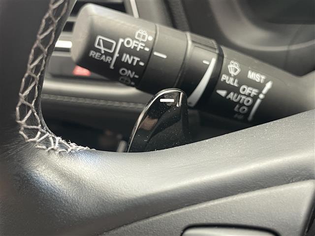 ヴェゼル ハイブリッドＺ・ホンダセンシング　純正ナビ　追従クルコン　ＨＤＭＩ　禁煙　ＴＶ　ＣＤ再生　ホンダセンシング　バックカメラ　黒ハーフレザー　衝突軽減　ＥＴＣ　パドルシフト　シートヒーター　車線逸脱　ＬＥＤライト　フォグ　純正フロアマット（11枚目）
