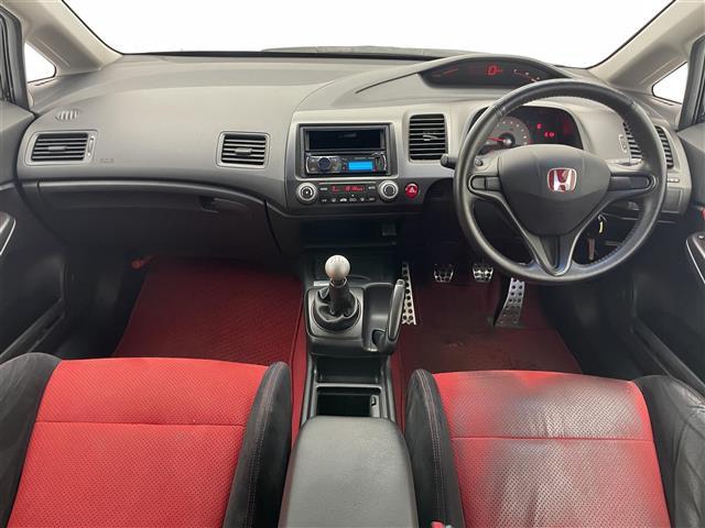 シビック タイプR MT車 禁煙 Bremboブレーキキャリパー プッシュスタート HIDヘッドライト オートハイビーム 電動格納ドアミラー リアウィング 純正アルミホイール 純正フロアマット オーディオプレイヤー(2枚目)