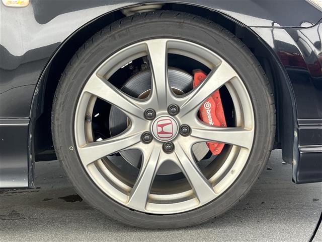 シビック タイプR MT車 禁煙 Bremboブレーキキャリパー プッシュスタート HIDヘッドライト オートハイビーム 電動格納ドアミラー リアウィング 純正アルミホイール 純正フロアマット オーディオプレイヤー(3枚目)