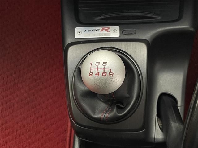 シビック タイプR MT車 禁煙 Bremboブレーキキャリパー プッシュスタート HIDヘッドライト オートハイビーム 電動格納ドアミラー リアウィング 純正アルミホイール 純正フロアマット オーディオプレイヤー(5枚目)