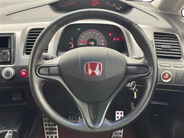 シビック タイプR MT車 禁煙 Bremboブレーキキャリパー プッシュスタート HIDヘッドライト オートハイビーム 電動格納ドアミラー リアウィング 純正アルミホイール 純正フロアマット オーディオプレイヤー(6枚目)