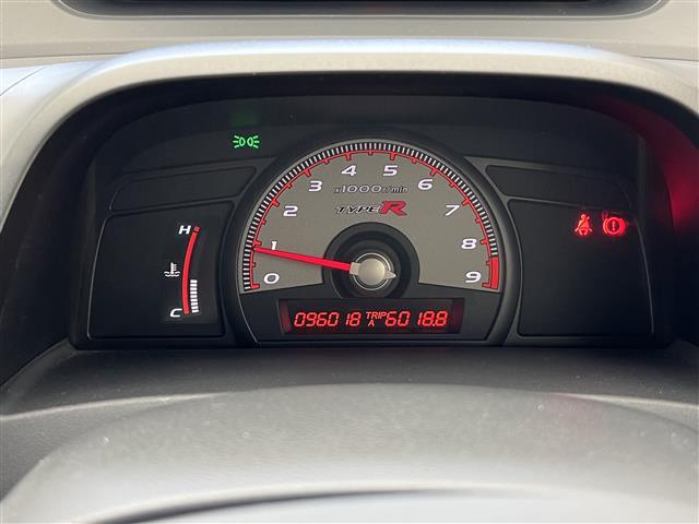 シビック タイプR MT車 禁煙 Bremboブレーキキャリパー プッシュスタート HIDヘッドライト オートハイビーム 電動格納ドアミラー リアウィング 純正アルミホイール 純正フロアマット オーディオプレイヤー(8枚目)