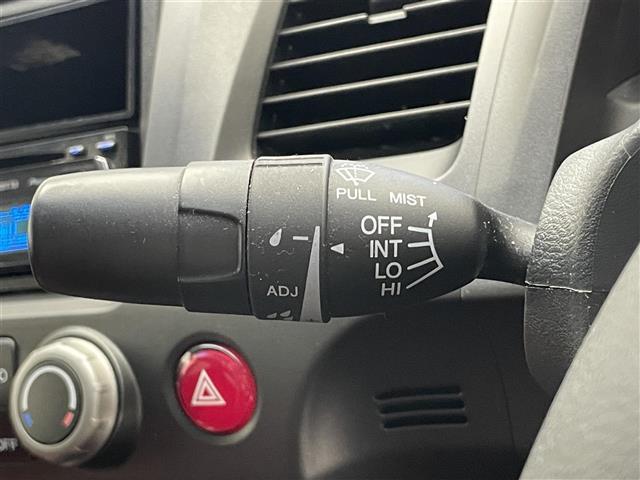 シビック タイプR MT車 禁煙 Bremboブレーキキャリパー プッシュスタート HIDヘッドライト オートハイビーム 電動格納ドアミラー リアウィング 純正アルミホイール 純正フロアマット オーディオプレイヤー(12枚目)