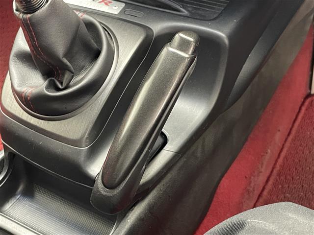 シビック タイプR MT車 禁煙 Bremboブレーキキャリパー プッシュスタート HIDヘッドライト オートハイビーム 電動格納ドアミラー リアウィング 純正アルミホイール 純正フロアマット オーディオプレイヤー(14枚目)