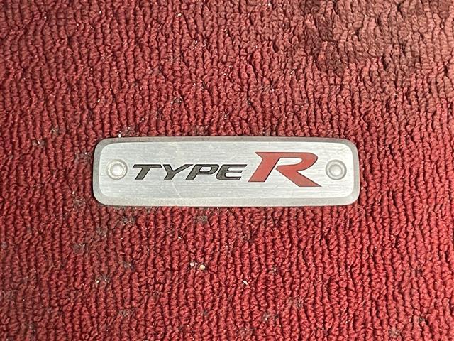 シビック タイプR MT車 禁煙 Bremboブレーキキャリパー プッシュスタート HIDヘッドライト オートハイビーム 電動格納ドアミラー リアウィング 純正アルミホイール 純正フロアマット オーディオプレイヤー(15枚目)