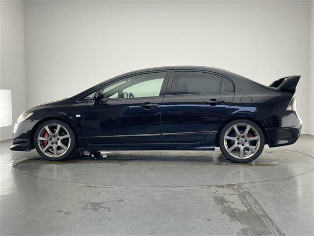 シビック タイプR MT車 禁煙 Bremboブレーキキャリパー プッシュスタート HIDヘッドライト オートハイビーム 電動格納ドアミラー リアウィング 純正アルミホイール 純正フロアマット オーディオプレイヤー(19枚目)