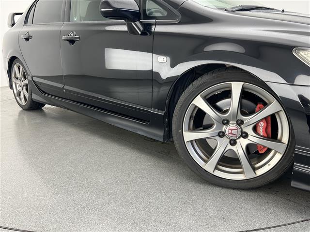 シビック タイプR MT車 禁煙 Bremboブレーキキャリパー プッシュスタート HIDヘッドライト オートハイビーム 電動格納ドアミラー リアウィング 純正アルミホイール 純正フロアマット オーディオプレイヤー(36枚目)