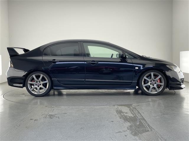 シビック タイプR MT車 禁煙 Bremboブレーキキャリパー プッシュスタート HIDヘッドライト オートハイビーム 電動格納ドアミラー リアウィング 純正アルミホイール 純正フロアマット オーディオプレイヤー(40枚目)