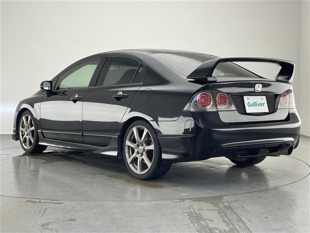 シビック タイプR MT車 禁煙 Bremboブレーキキャリパー プッシュスタート HIDヘッドライト オートハイビーム 電動格納ドアミラー リアウィング 純正アルミホイール 純正フロアマット オーディオプレイヤー(42枚目)