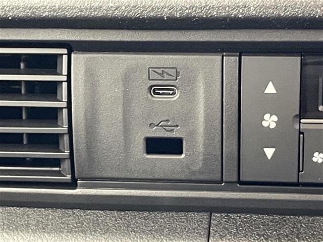 N-BOXカスタム コーディネートスタイル ホンダセンシング 衝突軽減 禁煙 追従クルコン ハンドル支援 ナビ装着用パッケージ ハーフレザー シートヒーター 両側パワースライドドア 電動パーキングブレーキ リアロールシェード シート背面テーブル(6枚目)