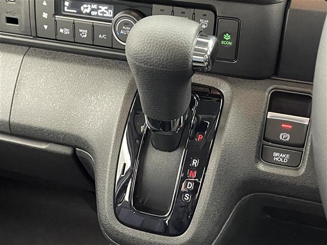 N-BOXカスタム コーディネートスタイル ホンダセンシング 衝突軽減 禁煙 追従クルコン ハンドル支援 ナビ装着用パッケージ ハーフレザー シートヒーター 両側パワースライドドア 電動パーキングブレーキ リアロールシェード シート背面テーブル(7枚目)