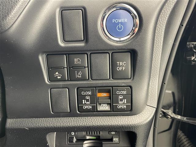 エスクァイア ハイブリッドGi 純正9型ナビ 純正後席モニター 禁煙車 バックカメラ ETC ハーフレザー シートヒーター クルコン 前後ドラレコ セーフティセンス 衝突軽減 コーナーセンサー LEDライト USB 両側パワスラ(8枚目)