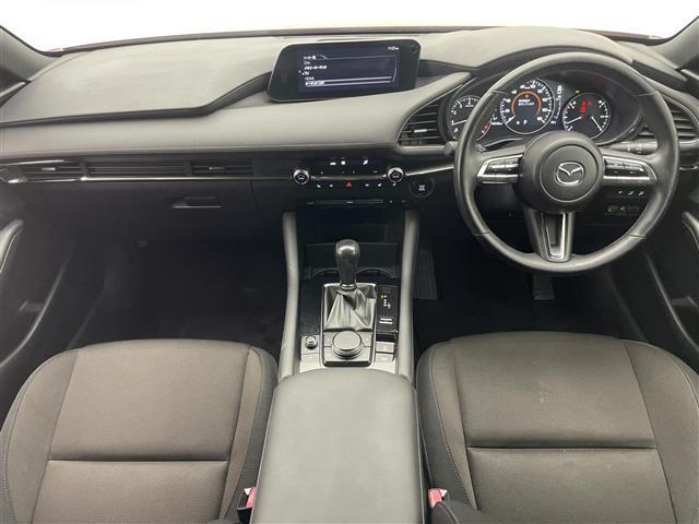 MAZDA3ファストバック 20Sプロアクティブ ツーリングセレクション 純正ナビ 全方位カメラ 禁煙 フルセグTV シートヒーター ハンドルヒーター BOSEサウンド 衝突軽減 車線逸脱 LEDオートライト ETC 純正フロアマット USB HDMI DVD パドルシフト(3枚目)