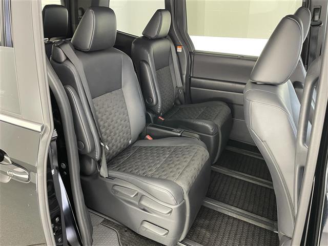 ヴォクシー Ｓ－Ｚ　純正１０．５型ナビＴＶ　純正１４型後席モニター　禁煙　快適利便Ｈｉｇｈ　シートヒーター　デジタルインナミラー　パワーバックドア　オットマン　バックカメラ　衝突軽減　追従クルコン　ＨＤＭＩ　ハーフレザー（20枚目）