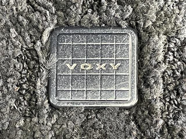 ヴォクシー ハイブリッドZS 煌II アルパイン11型ナビ 後席モニター 禁煙 バックカメラ コーナーセンサー 両側パワスラ ドラレコ セーフティセンス 衝突軽減 車線逸脱 オートハイビーム LEDオートライト フォグランプ 純正マット(26枚目)