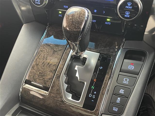 アルファードハイブリッド エグゼクティブラウンジＳ　メーカーナビ　全方位カメラ　ＪＢＬ　禁煙　Ｗムーンルーフ　リヤエンターテイメント　デジインミラー　パーキングアシスト　黒革　ワイヤレス充電　ＨＤＭＩ　ＢＳＭ　ベンチレーション　ＡＣ１００Ｖ　ＤＶＤ再生（28枚目）