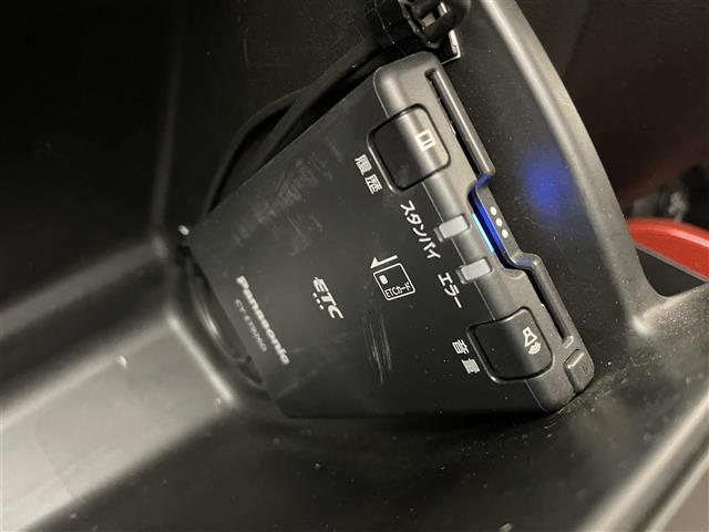 スイフトスポーツ ベースグレード　純正８型ナビ　全方位カメラ　禁煙　シートヒーター　クルコン　ＥＴＣ　デュアルセンサーブレーキサポート　衝突軽減装置　車線逸脱　ＬＥＤオートライト　フォグランプ　フルセグＴＶ　Ｂｌｕｅｔｏｏｔｈ　ＵＳＢ（7枚目）