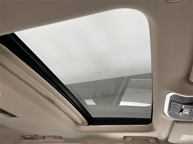 【サンルーフ】開放感たっぷりの希少装備のサンルーフが装着されております！車内の空気の入れ替えや明かりを取り入れ、天体観測なども楽しめて非常に快適です♪ＳＲ／ムーンルーフ／パノラマルーフ