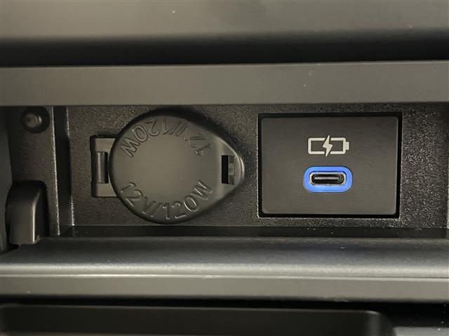 【ＬＥＤヘッドライト】悪天候や夜間走行時も良好な視界を確保し安心して運転できる高輝度ＬＥＤヘッドライトを装備！点灯速度が早く、消費電力も抑えられています。