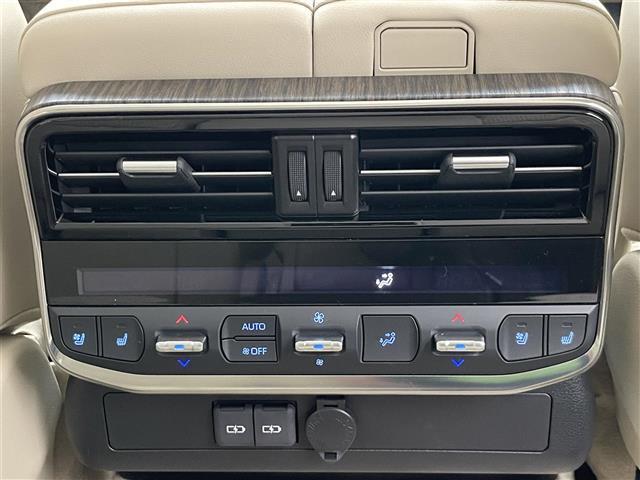 【ステアリングリモコン】オーディオなどの操作時にハンドルから手を離さないで操作ができるので安全運転にもなりますし、何より操作も格段に楽です。