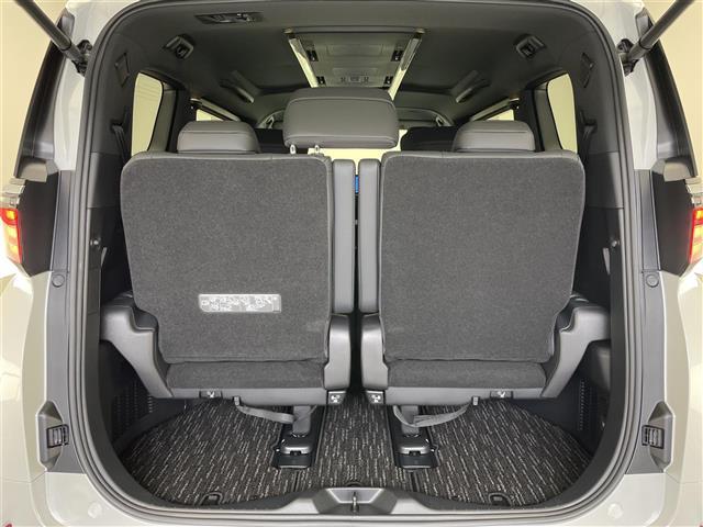 【トランク】お買い物などにも十分な荷室スペースを確保しております。セカンドシートを倒すと、ベビーカーやゴルフバッグなど大きな荷物の積載も可能です【跳ね上げ式／埋め込み式】でスペース確保ができますね！！