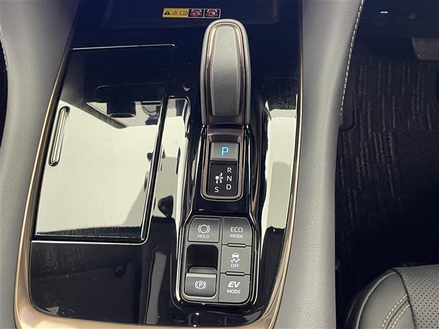 【シフトレバー】普段からよく触れるところなので肝心です。握りやすくて操作がとてもしやすいシンプルなシフトレバーになってます。