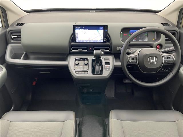 フリード ｅ：ＨＥＶクロスター　登録済未使用車　純正９型ナビ　禁煙　シートヒーター　ハーフレザー　電動パーキング　ホンダセンシング　衝突軽減　追従クルコン　ハンドル支援　コーナーセンサー　ＬＥＤオートライト　両側パワースライドドア（2枚目）