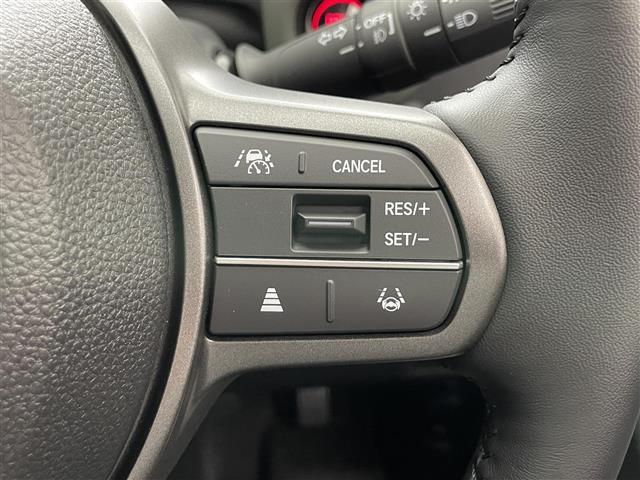 フリード ｅ：ＨＥＶクロスター　登録済未使用車　純正９型ナビ　禁煙　シートヒーター　ハーフレザー　電動パーキング　ホンダセンシング　衝突軽減　追従クルコン　ハンドル支援　コーナーセンサー　ＬＥＤオートライト　両側パワースライドドア（8枚目）