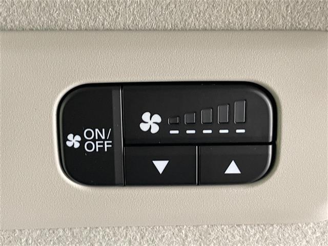 フリード ｅ：ＨＥＶクロスター　登録済未使用車　純正９型ナビ　禁煙　シートヒーター　ハーフレザー　電動パーキング　ホンダセンシング　衝突軽減　追従クルコン　ハンドル支援　コーナーセンサー　ＬＥＤオートライト　両側パワースライドドア（9枚目）