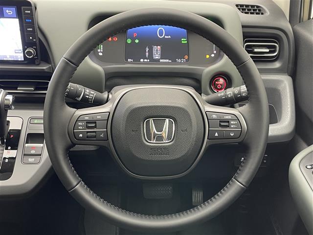 フリード ｅ：ＨＥＶクロスター　登録済未使用車　純正９型ナビ　禁煙　シートヒーター　ハーフレザー　電動パーキング　ホンダセンシング　衝突軽減　追従クルコン　ハンドル支援　コーナーセンサー　ＬＥＤオートライト　両側パワースライドドア（10枚目）