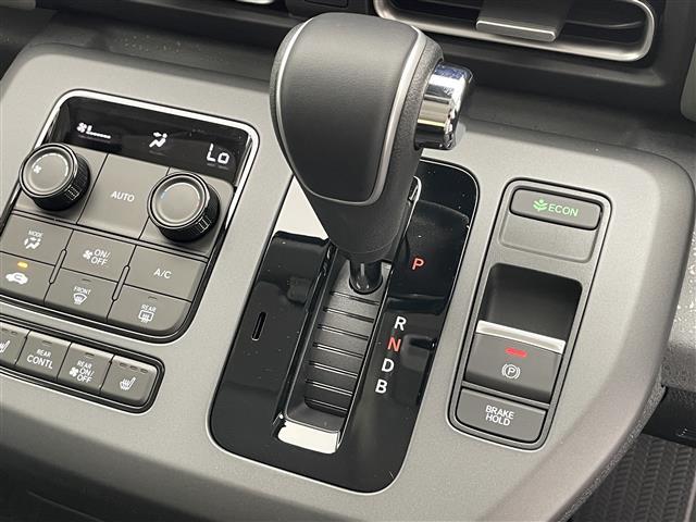 フリード ｅ：ＨＥＶクロスター　登録済未使用車　純正９型ナビ　禁煙　シートヒーター　ハーフレザー　電動パーキング　ホンダセンシング　衝突軽減　追従クルコン　ハンドル支援　コーナーセンサー　ＬＥＤオートライト　両側パワースライドドア（12枚目）