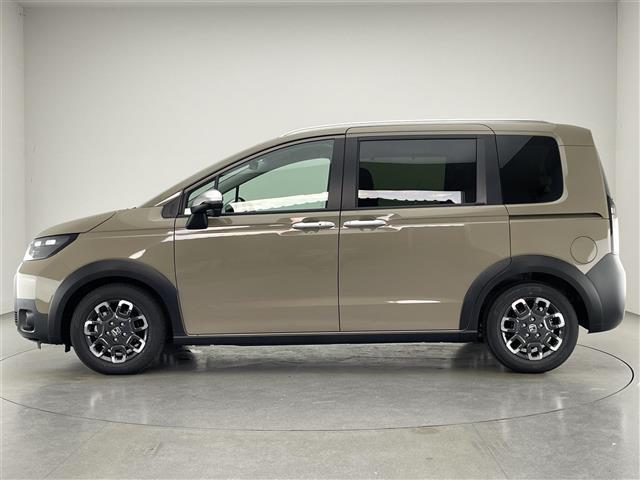 フリード ｅ：ＨＥＶクロスター　登録済未使用車　純正９型ナビ　禁煙　シートヒーター　ハーフレザー　電動パーキング　ホンダセンシング　衝突軽減　追従クルコン　ハンドル支援　コーナーセンサー　ＬＥＤオートライト　両側パワースライドドア（17枚目）