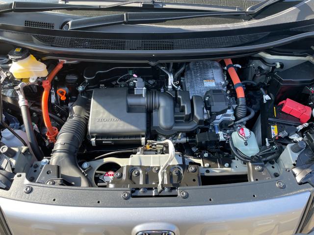 フリード ｅ：ＨＥＶクロスター　登録済未使用車　純正９型ナビ　禁煙　シートヒーター　ハーフレザー　電動パーキング　ホンダセンシング　衝突軽減　追従クルコン　ハンドル支援　コーナーセンサー　ＬＥＤオートライト　両側パワースライドドア（24枚目）