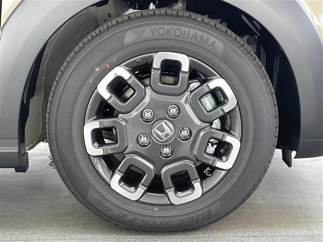 フリード ｅ：ＨＥＶクロスター　登録済未使用車　純正９型ナビ　禁煙　シートヒーター　ハーフレザー　電動パーキング　ホンダセンシング　衝突軽減　追従クルコン　ハンドル支援　コーナーセンサー　ＬＥＤオートライト　両側パワースライドドア（26枚目）