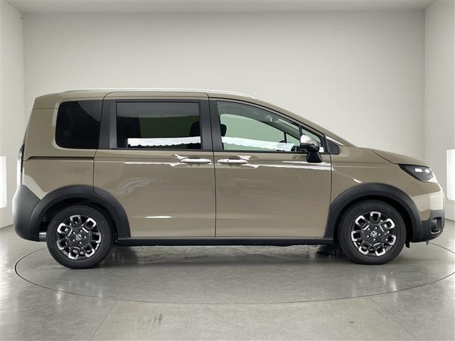 フリード ｅ：ＨＥＶクロスター　登録済未使用車　純正９型ナビ　禁煙　シートヒーター　ハーフレザー　電動パーキング　ホンダセンシング　衝突軽減　追従クルコン　ハンドル支援　コーナーセンサー　ＬＥＤオートライト　両側パワースライドドア（40枚目）