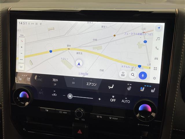 アルファードハイブリッド Z 純正14型ナビ 独立ムーンルーフ トヨタチームメイト アドバンスドパーク 全方位カメラ HUD デジタルインナーミラー AC100V 黒革 シートヒーター 両側パワスラ BSM スペアタイヤ 禁煙車(3枚目)