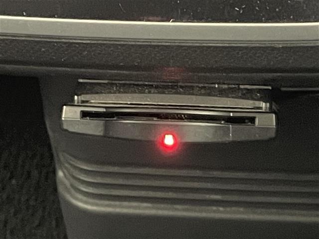 ワゴンＲスティングレー リミテッドＩＩ　社外ナビ　シートヒーター　禁煙車　フルセグＴＶ　ＤＶＤ再生　ＥＴＣ　ＨＩＤオートライト　フォグランプ　Ｂｌｕｅｔｏｏｔｈ　社外フロアマット　純正１５インチアルミホイール　スマートキー　プッシュスタート（4枚目）