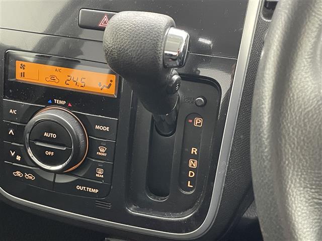 ワゴンＲスティングレー リミテッドＩＩ　社外ナビ　シートヒーター　禁煙車　フルセグＴＶ　ＤＶＤ再生　ＥＴＣ　ＨＩＤオートライト　フォグランプ　Ｂｌｕｅｔｏｏｔｈ　社外フロアマット　純正１５インチアルミホイール　スマートキー　プッシュスタート（11枚目）