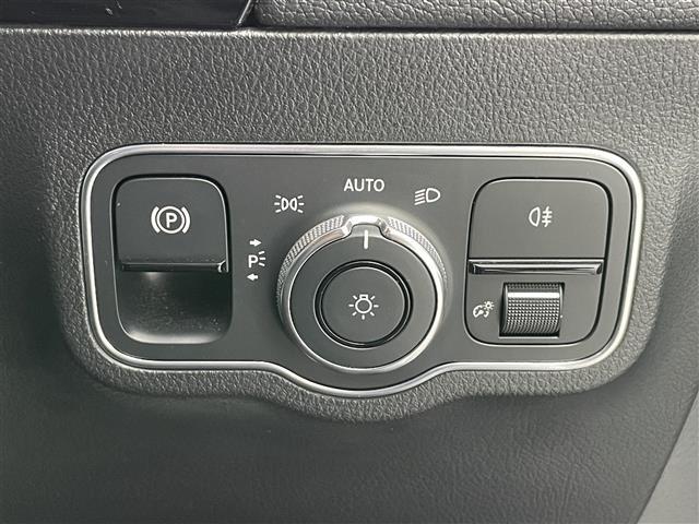 ＧＬＡクラス ＧＬＡ２００ｄ　４マチック　ＡＭＧライン　純正ナビ　フルセグＴＶ　全方位カメラ　禁煙車　レーダーセーフティＰＫＧ　衝突軽減　追従クルコン　ＢＳＭ　ナビゲーションＰＫＧ　ハーフレザー　シートヒーター　メモリシート　コーナーセンサー　ＬＥＤライト（13枚目）