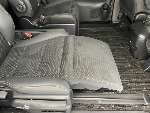 アルファード ２．５Ｓ　タイプゴールド　純正９型ＤＡナビＴＶ　純正１２．１型後席モニター　三眼ＬＥＤ　ＤＶＤ　ＥＴＣ　前後ドラレコ　電動リアゲート　両側パワスラ　セーフティセンス　衝突軽減　追従クルコン　ＡＣ１００Ｖ　バックカメラ　禁煙車（32枚目）