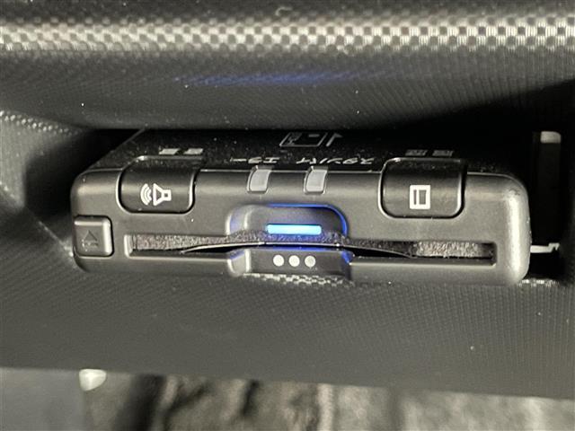 ライズ Ｚ　純正９型ナビ　全方位カメラ　シートヒーター　ＨＤＭＩ　前後ドラレコ　ＥＴＣ　スマアシ　衝突軽減　追従クルコン　コーナーセンサー　電動パーキング　ＬＥＤオートライト　フルセグＴＶ　ＵＳＢ　フォグ　禁煙車（6枚目）