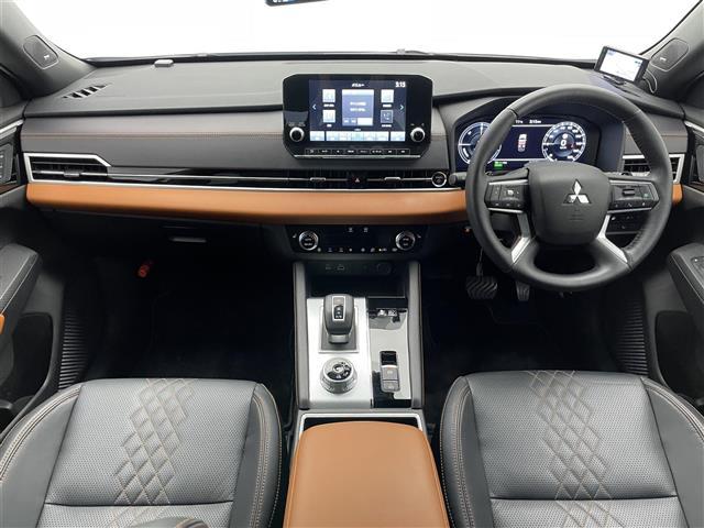アウトランダーPHEV P 純正9型ナビ 全方位カメラ BOSE パノラマサンルーフ ラリアートスタイルエアロ マイパイロット フルセグ カープレイ 革シート シートヒーター 電動リアゲート ワイヤレス充電 前後ドラレコ 禁煙車(2枚目)