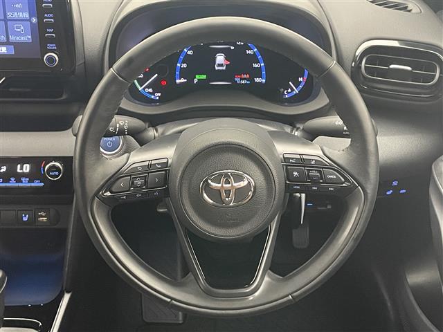 ヤリスクロス ハイブリッドＺ　アドベンチャー　純正８型ＤＡナビ　全方位カメラ　禁煙車　ＨＵＤ　ＢＳＭ　追従クルコン　フルセグＴＶ　セーフティセンス　衝突軽減　シートヒーター　ステアリングヒーター　コーナーセンサー　ドラレコ　ＥＴＣ　ＬＥＤライト（11枚目）